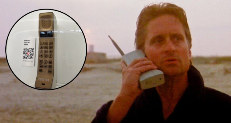 Michael Douglas en la película Wall Street sosteniendo un Morotola Dynatac.