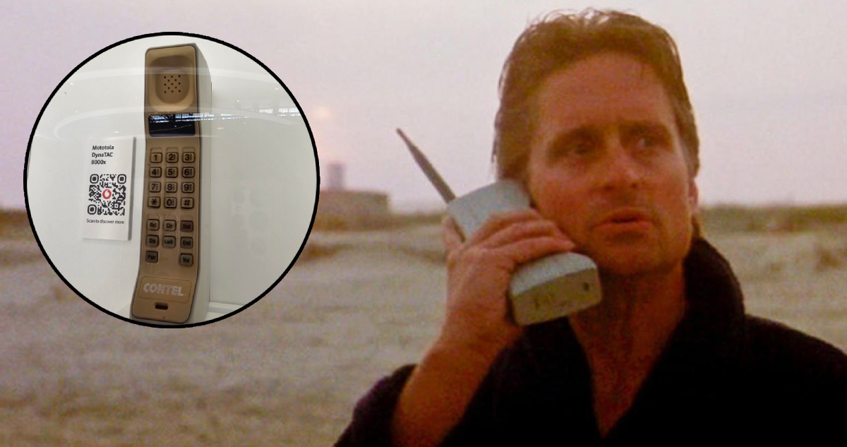 Michael Douglas en la película Wall Street sosteniendo un Morotola Dynatac.