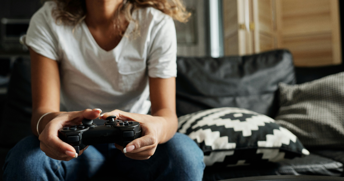 Foto de una mujer jugando videojuegos