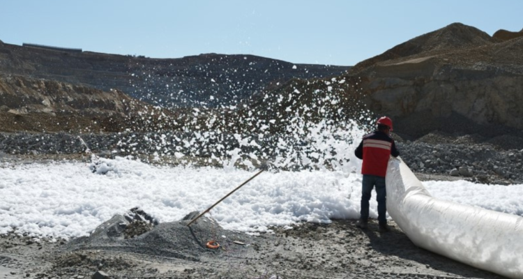 Nanoespuma creada por científicos chilenos reduce drásticamente la contaminación por polvo en minería