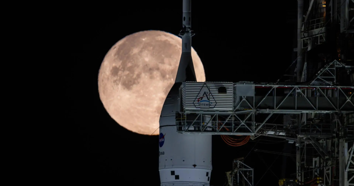 Foto del cohete de la NASA que llevará humanos a la Luna