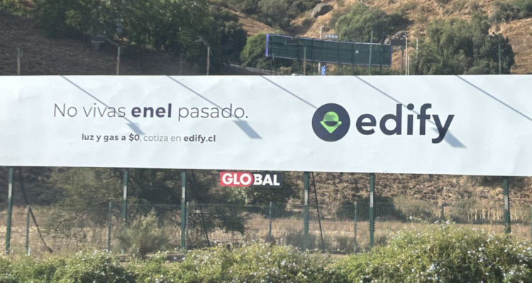 “No vivas enel pasado”: el conflicto entre una startup y Enel originado de un cartel en Vitacura