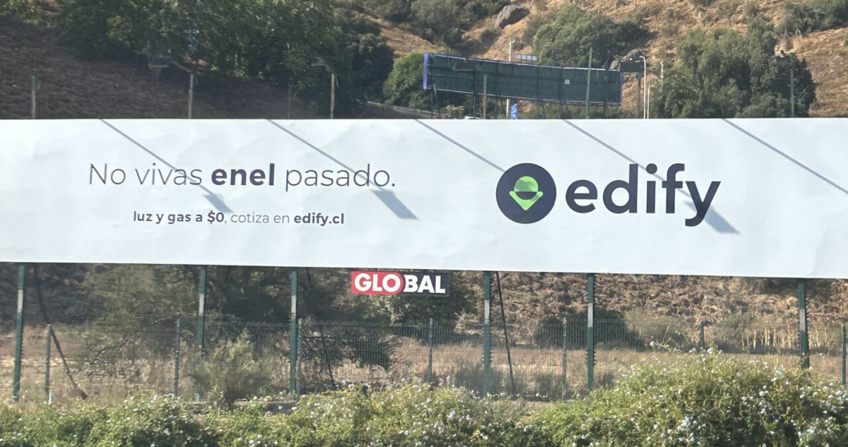 “No vivas enel pasado”: el conflicto entre una startup y Enel originado de un cartel en Vitacura
