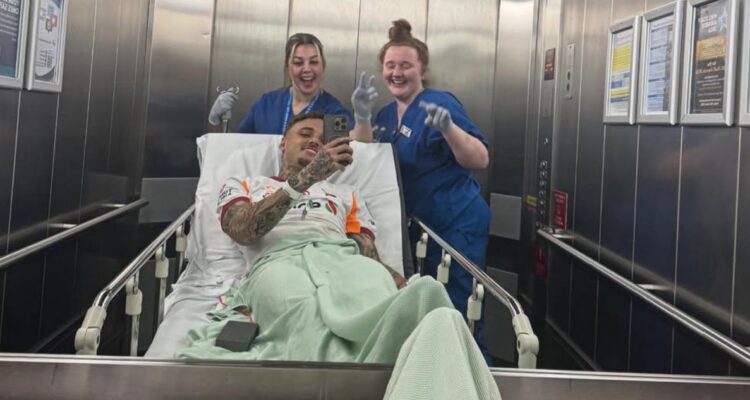 “Shit happens”: Noa Lang es operado para salvar dedo y se toma con humor lesión en Champions League