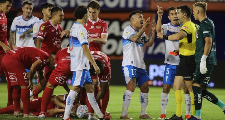 Ñublense perdió con Católica en un polémico duelo de Liga de Primera.