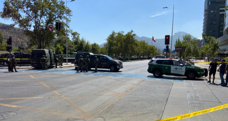 Carabineros trabaja en hallazgo de objeto sospechoso afuera de edificio en Vitacura