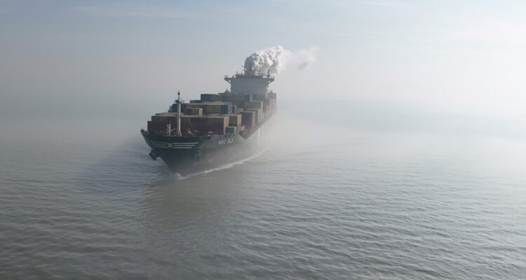 Irán dice tener el control de Ormuz y asegura que atacará buques que no cumplan protocolos