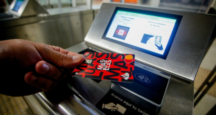 Pago con tarjetas en Metro supera el millón y medio de transacciones en primer mes de funcionamiento