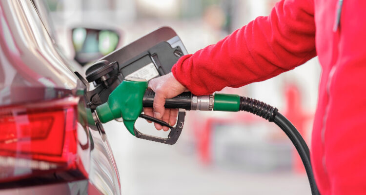 Países del G7 estudian recurrir a reservas estratégicas de petróleo para bajar la tensión del mercado