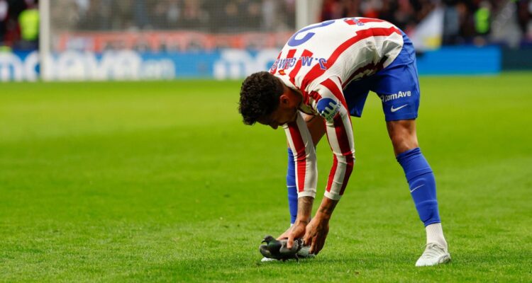 Giménez rescata a maltrecha paloma en medio de duelo entre Atlético Madrid y Real Sociedad en LaLiga