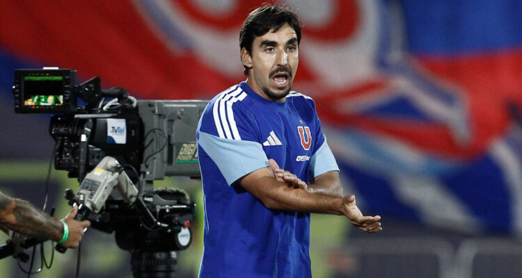 Paqui Meneghini dirigiendo a La U ante UdeC