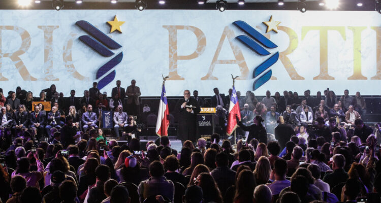 Partido Nacional Libertario celebra aniversario mientras define su oposición “amigable” a Kast