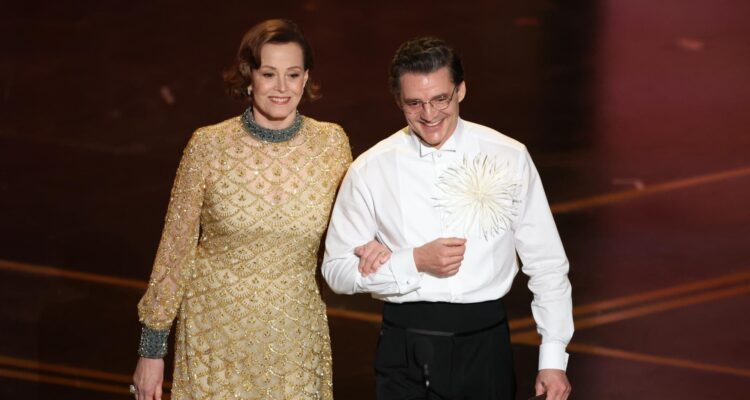 Pedro Pascal junto a Sigourney Weaver en los Oscar