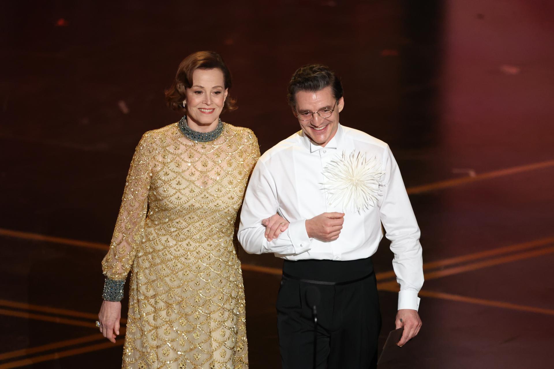 Pedro Pascal junto a Sigourney Weaver en los Oscar