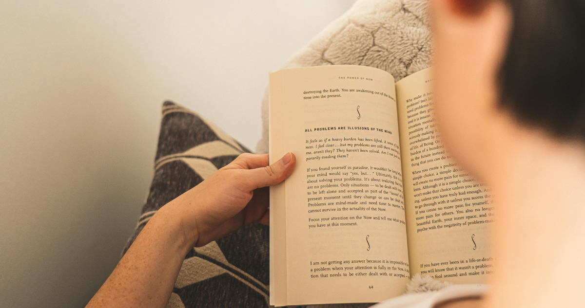 persona leyendo un libro