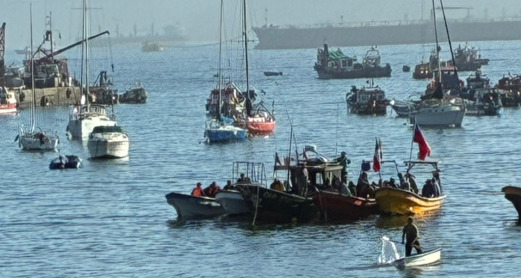 https://media.biobiochile.cl/wp-content/uploads/2026/03/pescadores-de-valparaiso-se-manifestaron-en-la-bahia-acusan-compromisos-no-cumplidos-por-el-gobierno-750x400.png
