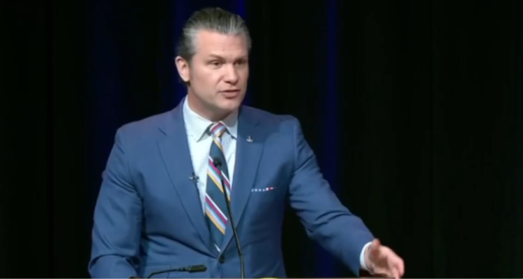 Pete Hegseth dirige servicio religioso en el Pentágono y pide a Dios que "cada bala dé en el blanco"