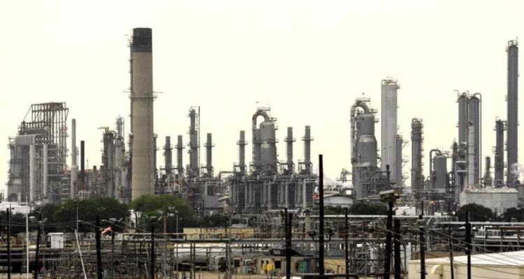 Petróleo alcanzó los US$111 tras ataques de Israel e Irán a plantas de combustibles