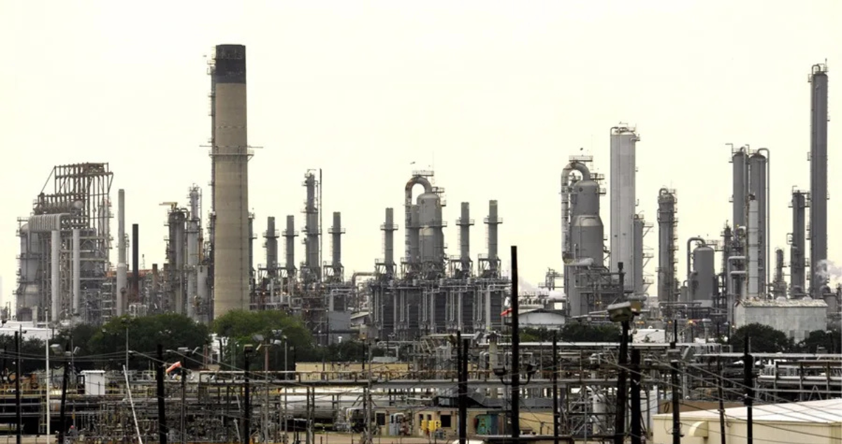 Petróleo alcanzó los US$111 tras ataques de Israel e Irán a plantas de combustibles