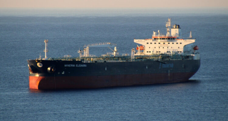 Petróleo brent sigue al alza sobre US$100 pese a los intentos para quitar presión al estrecho de Ormuz