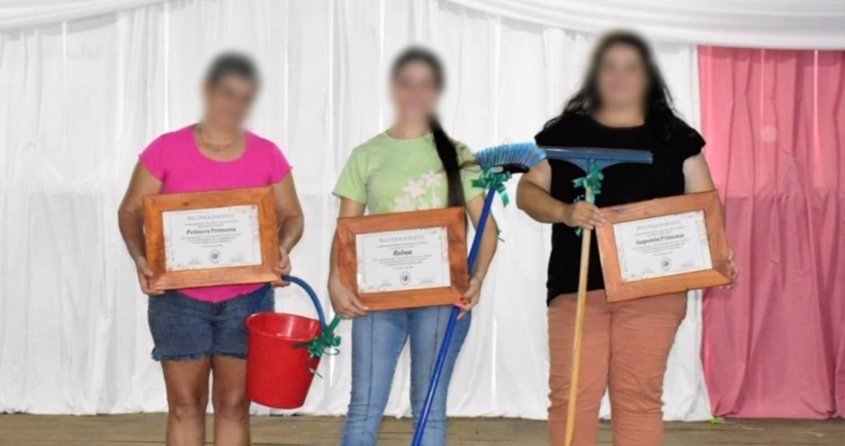 Polémica conmemoración del 8M en Argentina: municipio de Misiones regaló escobas y baldes a mujeres