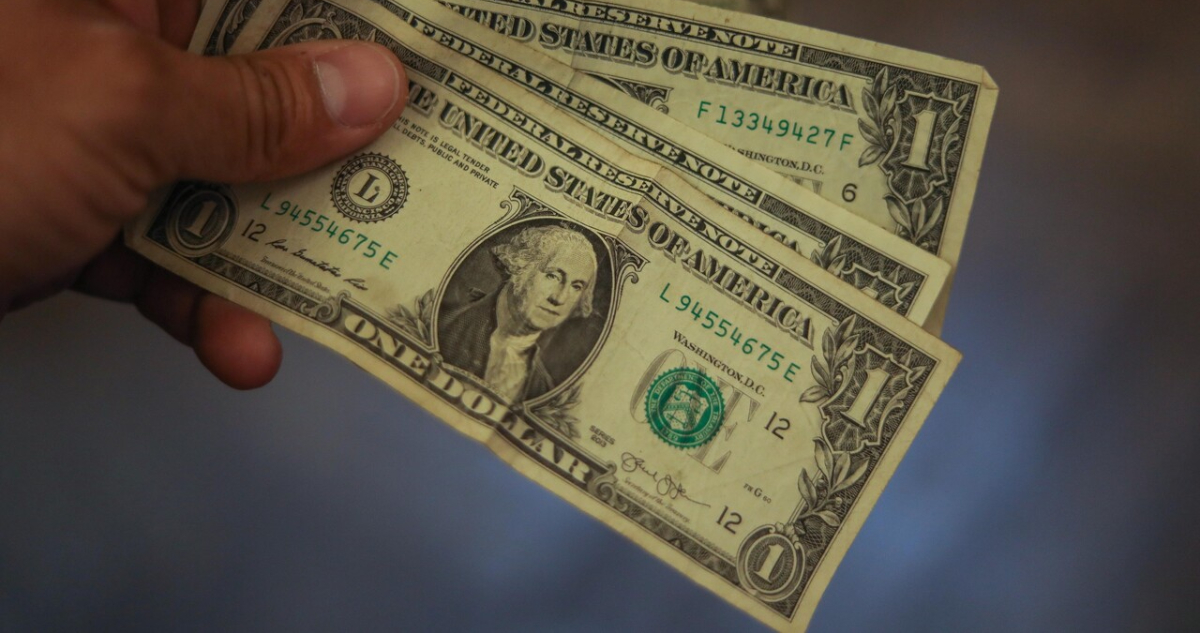 Dólar repunta con fuerza y sube unos $18 ante la caída del cobre y la fortaleza global de la divisa