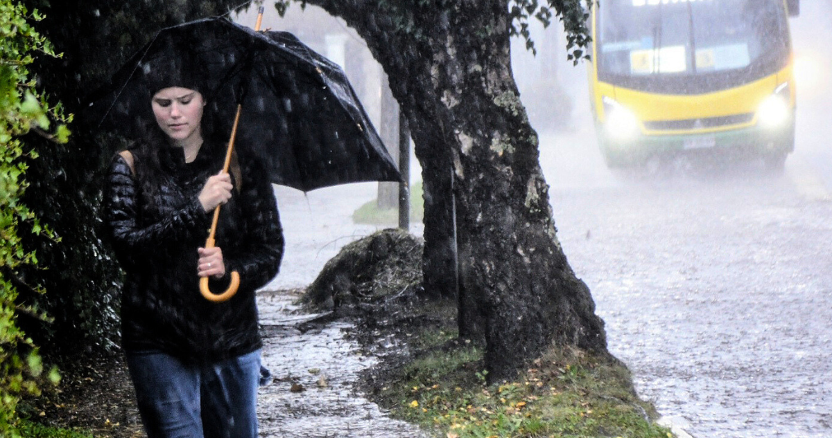 DMC emite aviso de precipitaciones en 3 regiones del sur para este miércoles: revisa cuánto llovería
