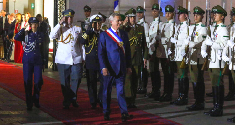 Presidente José Antonio Kast ingresa al Palacio de La Moneda entre vítores y honores
