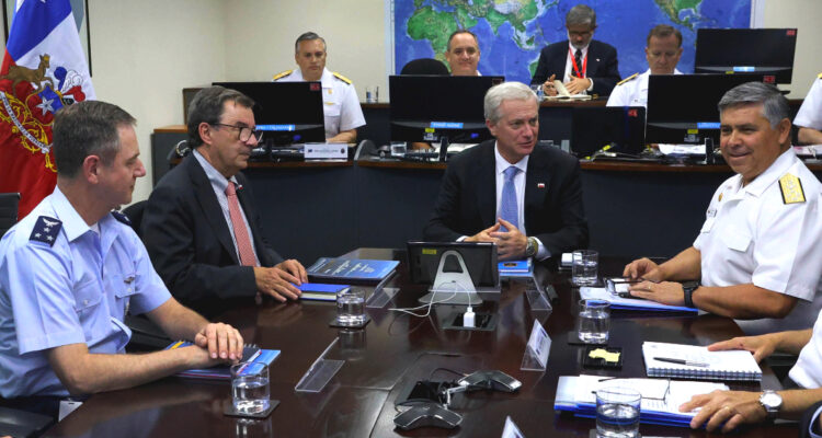 Presidente Kast aborda estrategia antártica y soberanía marítima en primera reunión con la Armada