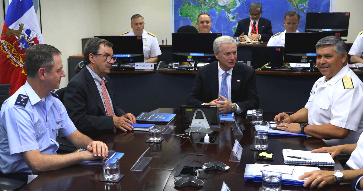 Presidente Kast aborda estrategia antártica y soberanía marítima en primera reunión con la Armada