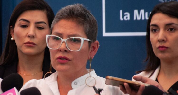 Priscilla Carrasco acusa “venganza” y “contradicción” del gobierno tras desvincularla del SernamEG