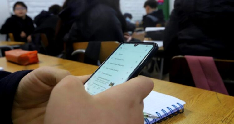 Prohibición de uso de celulares en colegios: superintendenta explica implementación y excepciones