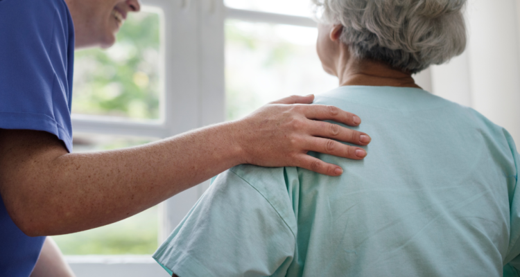 Persona cuidando a adulta mayor