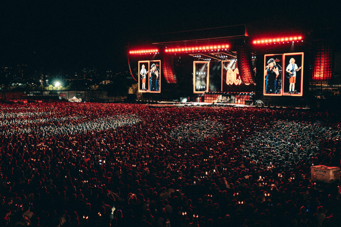 AC/DC hizo rockear a 84 mil personas en reencuentro histórico con Chile: Angus y Brian rugieron