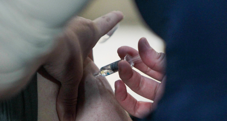 ¿Eres grupo de riesgo? Revisa puntos de vacunación en Santiago: municipio sumó 2 estaciones de Metro