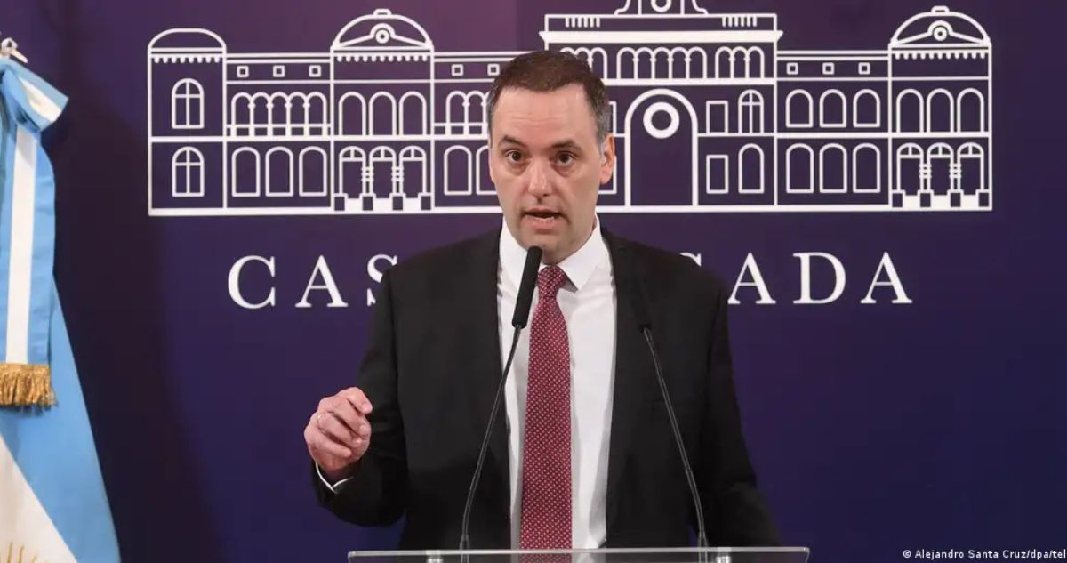 La teleserie de Adorni: los polémicos viajes que tienen en jaque al jefe de gabinete de Javier Milei