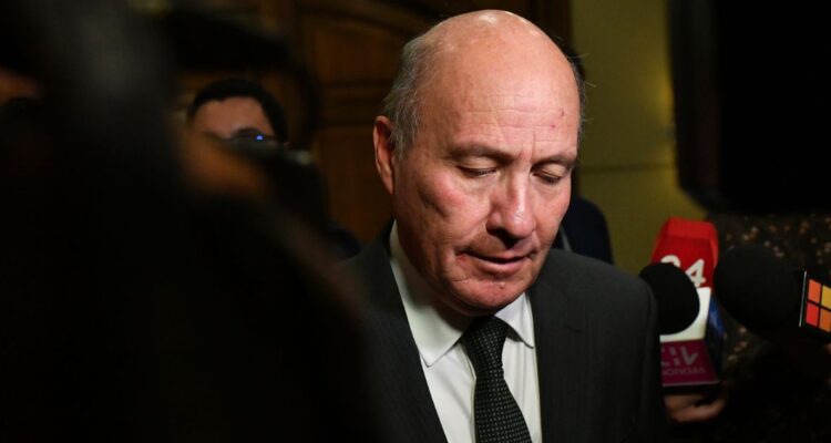 Ministro Quiroz advierte que no puede asegurar que transporte público en regiones evite alzas