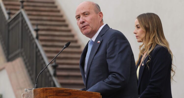 Oposición pide sesión especial en la Cámara para que ministro Quiroz explique alza de combustibles