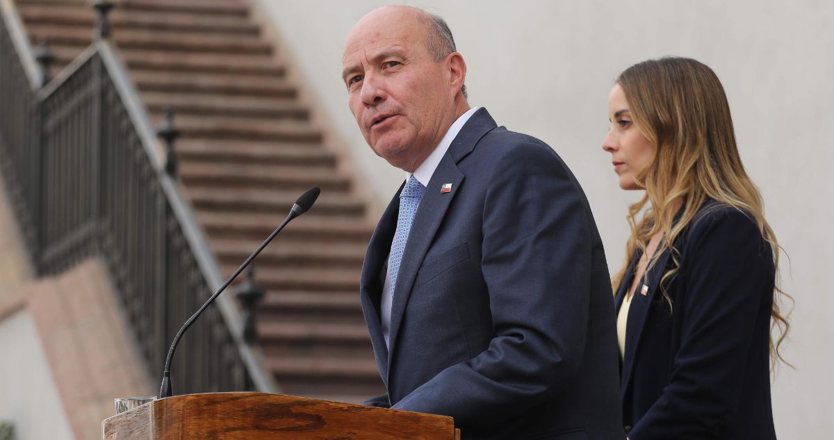 Oposición pide sesión especial en la Cámara para que ministro Quiroz explique alza de combustibles
