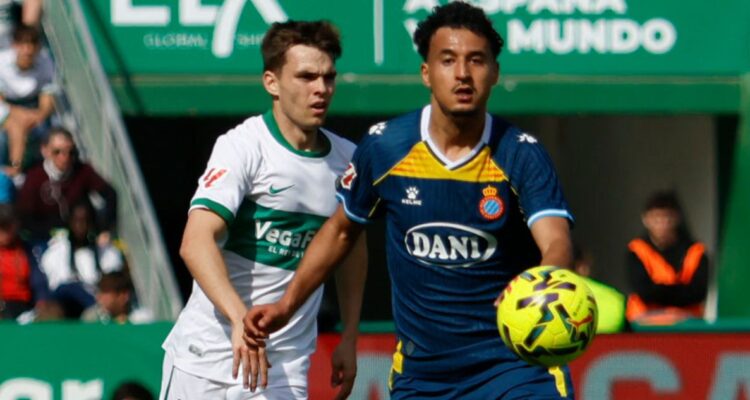 Jugador del Espanyol acusa a compañero de Lucas Cepeda en Elche de racismo durante duelo de LaLiga