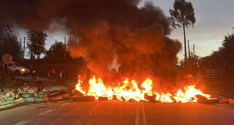 VIDEOS | Barricadas incendiarias causan corte total en plena Ruta 5 Sur entre Chonchi y Quellón