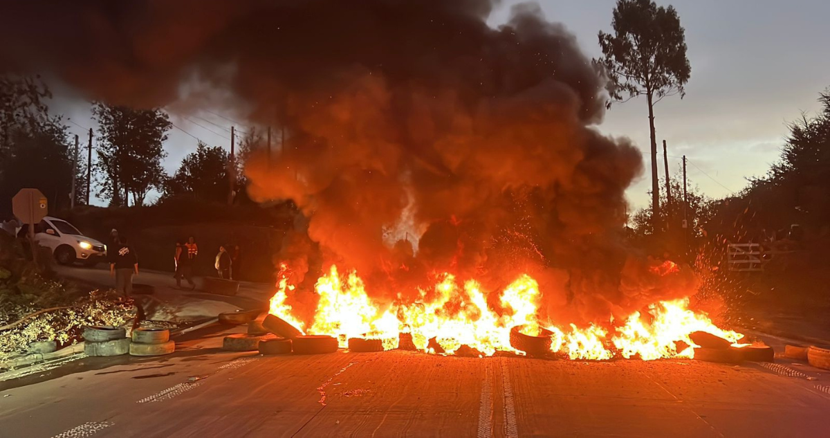 VIDEOS | Barricadas incendiarias causan corte total en plena Ruta 5 Sur entre Chonchi y Quellón
