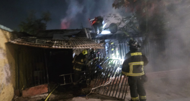 Mujer queda grave tras ataque con bombas molotov en Recoleta: autor sería su expareja