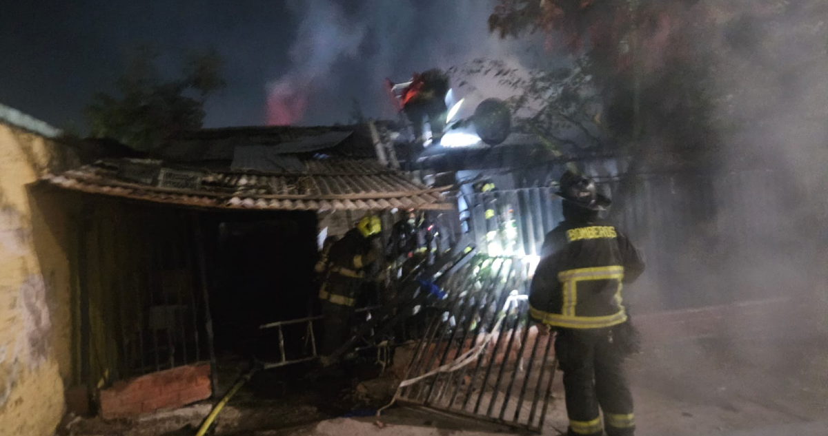 Mujer queda grave tras ataque con bombas molotov en Recoleta: autor sería su expareja
