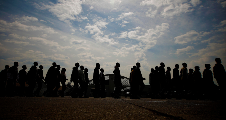 Jóvenes haciendo el servicio militar