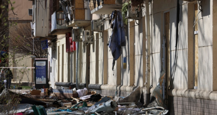 Reportan tres muertos y siete heridos en Ucrania tras ataque ruso con bomba aérea