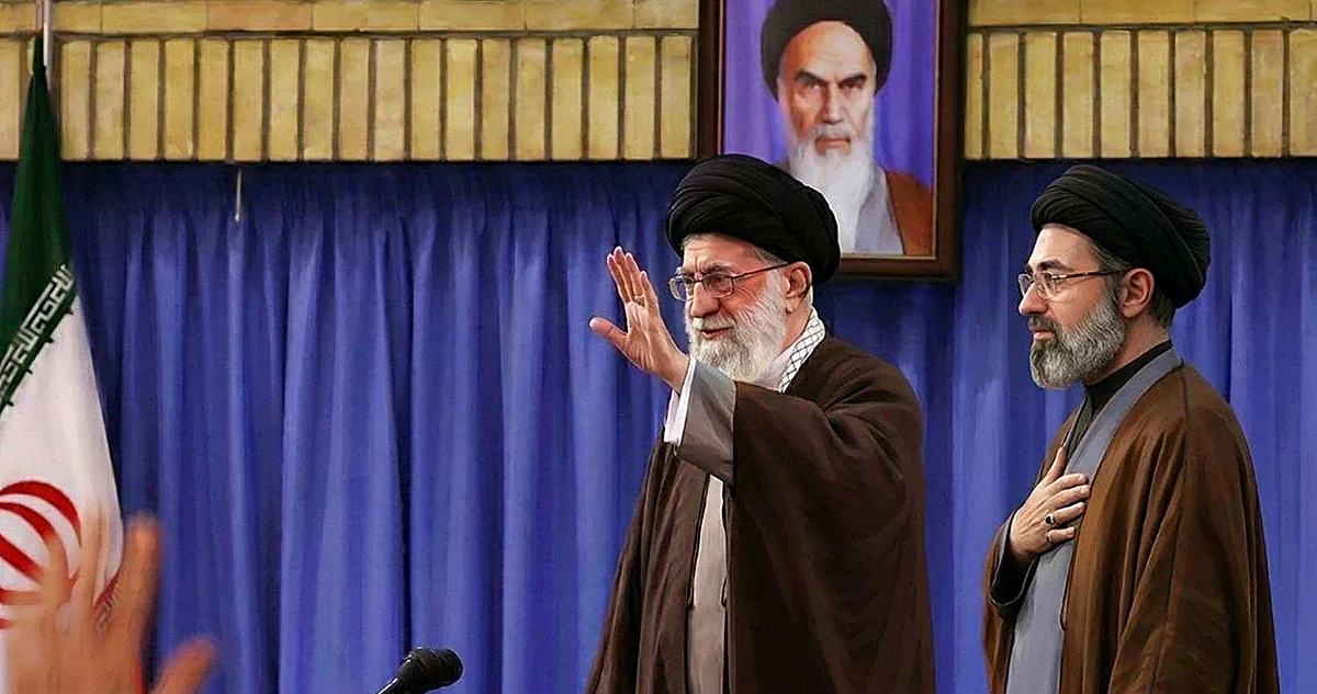 Alí Jamenei y su hijo Mojtaba Jamenei