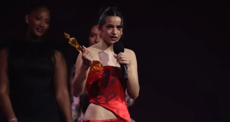 Rosalía tras ganar el premio a Artista Internacional del Año durante la gala de los BRIT Awards 2026.