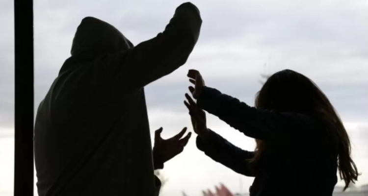 Santiago registró más de 2.600 casos de VIF en 2025: tres puntos concentraron la mayoría de denuncias