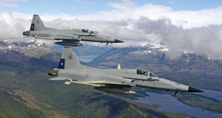 Santiaguinos sorprendidos por aviones de guerra sobrevolando la capital es un ejercicio de la FACh